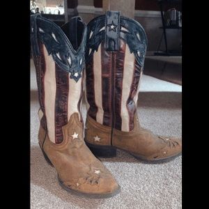 Lightly worn (10-15 times) western style boot. Perfect condition and broken in.